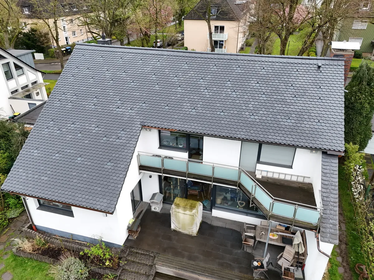 Neu eingedecktes anthrazitfarbenes Satteldach eines Wohnhauses in Bochum-Wattenscheid aus der Luft