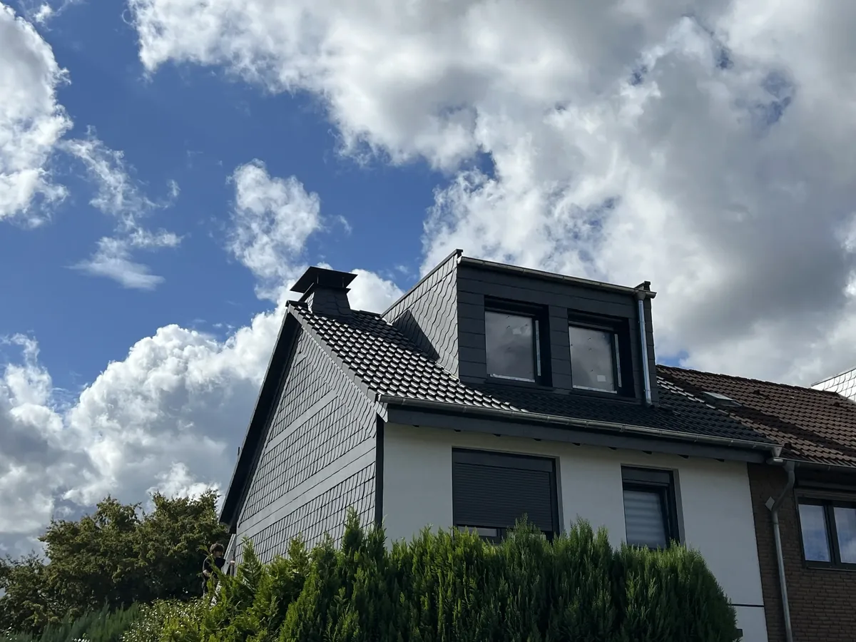 Saniertes Steildach mit neuer Flachdachgaube und Schieferverkleidung in Castrop-Rauxel