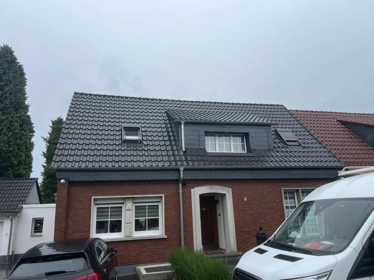 Wohnhaus in Gelsenkirchen mit frisch saniertem dunklem Steildach