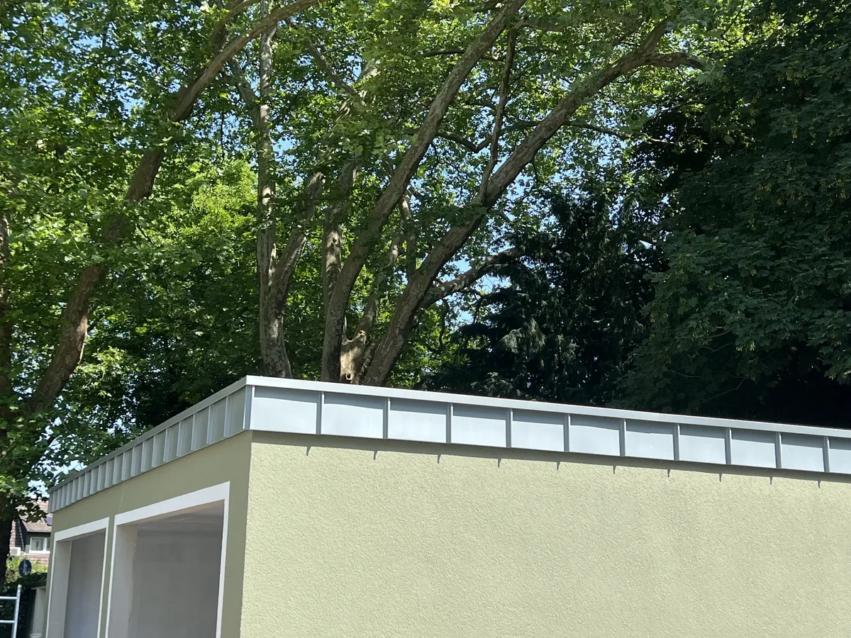Garage mit neu abgedichtetem Flachdach und neuem Blechrandprofil