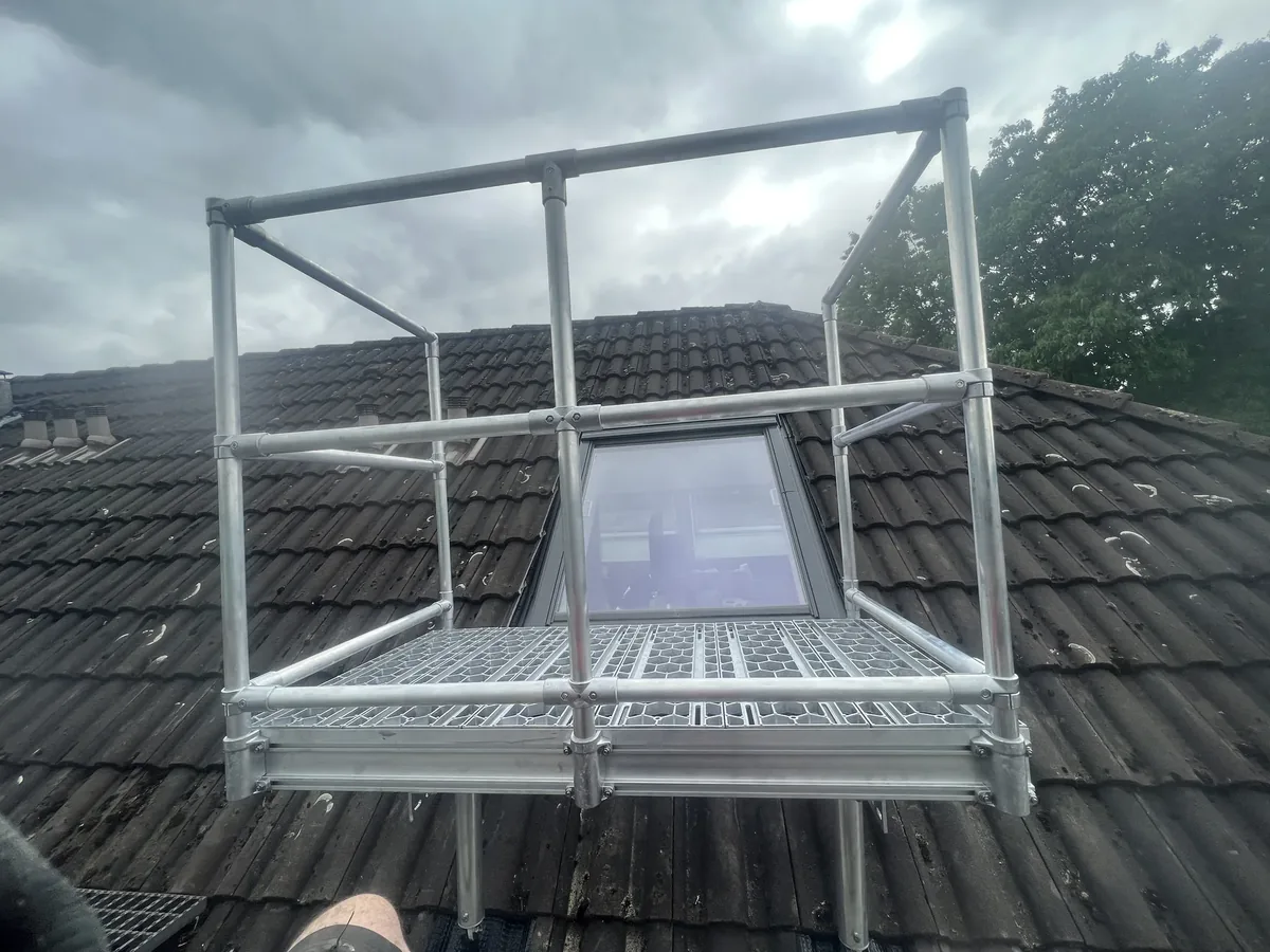 Metallpodest als zweiter Rettungsweg an einem Dachfenster auf einem Ziegeldach