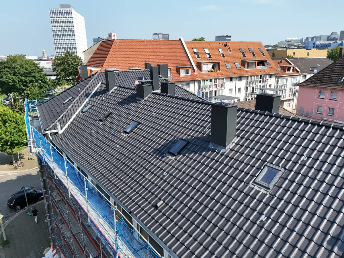 Detailansicht der neuen Eindeckung auf dem Mehrfamilienhaus in Essen