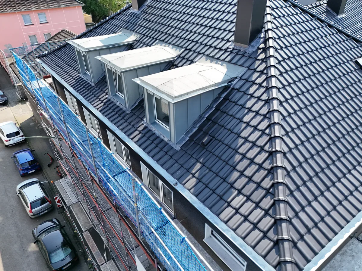 Neu eingedeckte Gauben und Dachfenster auf dem Mehrfamilienhaus in Essen