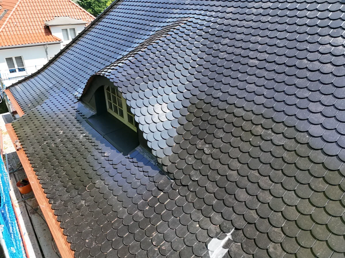 Walmdach mit dunkler Eindeckung und Photovoltaikanlage in Herne, Luftaufnahme