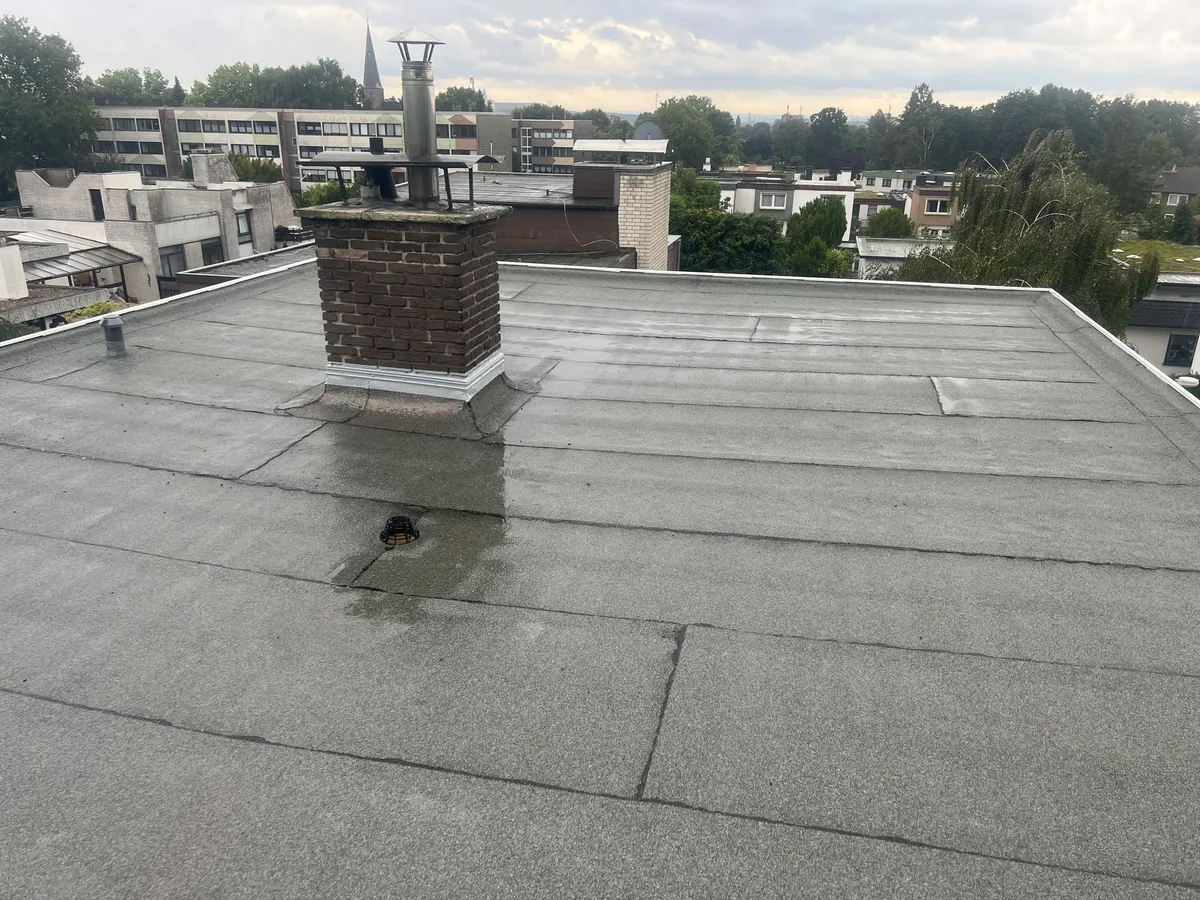 Detailansicht der Abdichtungsbahnen und Anschlüsse auf dem Flachdach in Herten