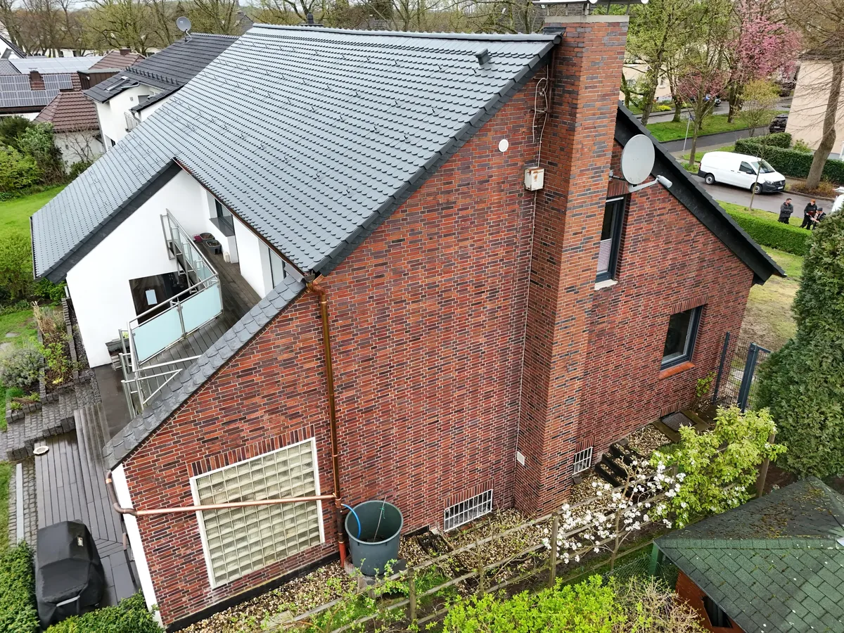 Neu eingedecktes Steildach eines Wohnhauses in Bochum-Wattenscheid, Luftaufnahme