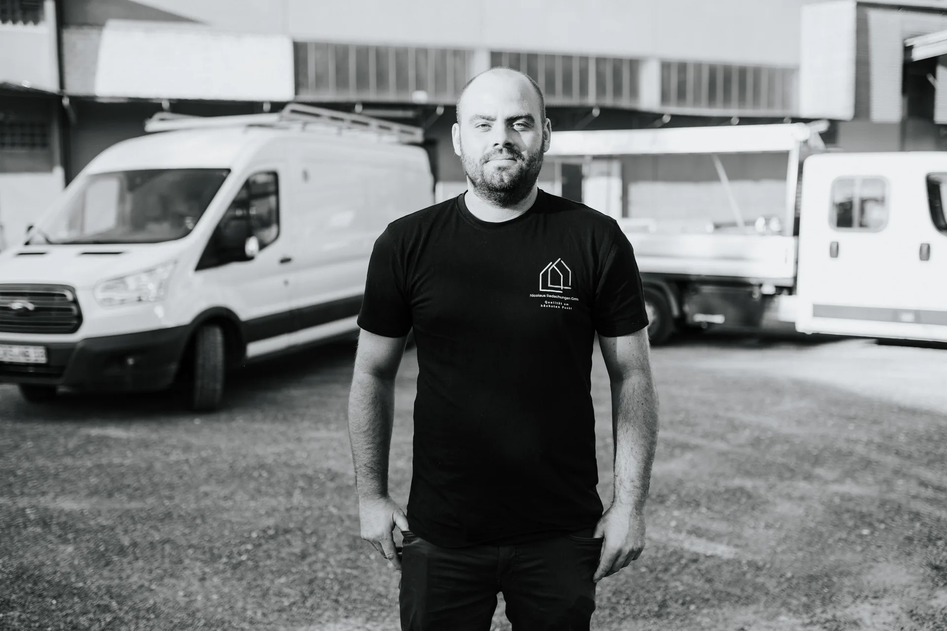 Sebastian Nicolaus, Inhaber und Dachdeckermeister der Nicolaus Bedachungen GmbH, vor den Firmenfahrzeugen
